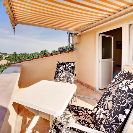 Luka Apartment *