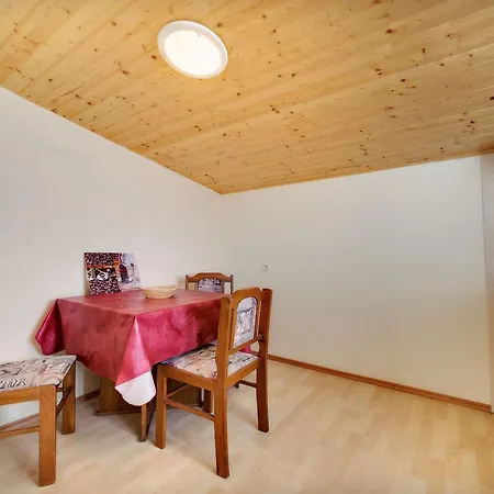 Luka Apartment *